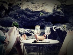 Descubre el unico bar en el interior de un volcan