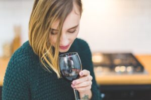 Diferencias entre oler y saborear el vino como entender y