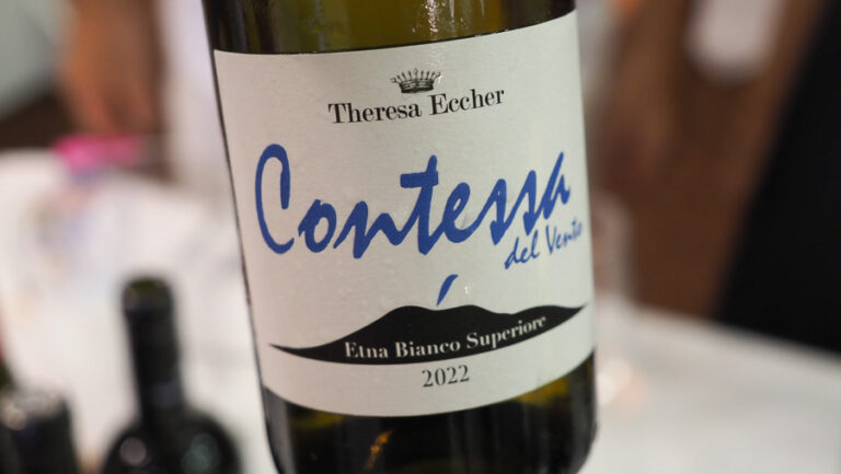 Bodega familiar Theresa Eccher, madura sus vinos en roble francés usado 25 Etna Sicily descubierto por exploradora Theresa Eccher