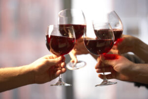 La forma de sostener la copa de vino puede mejorar