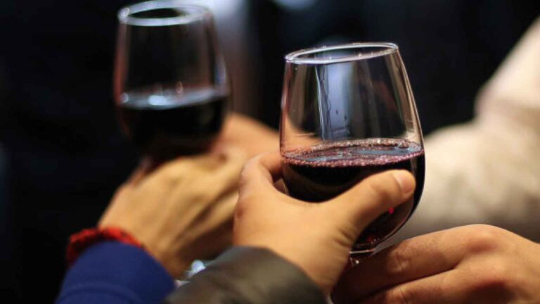 La primera etiqueta de vino generada por IA señala un giro en la industria vinícola tradicional 32 La primera etiqueta de vino generada por IA senala un
