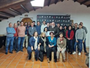 DO Utiel Requena entrega cheque solidario a asociacion de mujeres con
