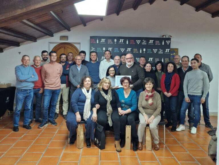 AMACMA recibe cheque solidario de DO Utiel-Requena por lucha contra el cáncer 33 DO Utiel Requena entrega cheque solidario a asociacion de mujeres con