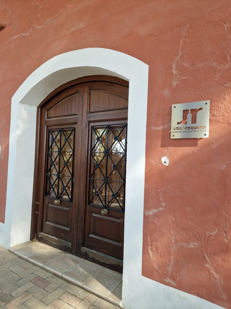 DO Utiel-Requena instala nuevo emblema en bodegas para reafirmar calidad y excelencia 1 DO Utiel Requena instala nuevo emblema en bodegas para reafirmar calidad