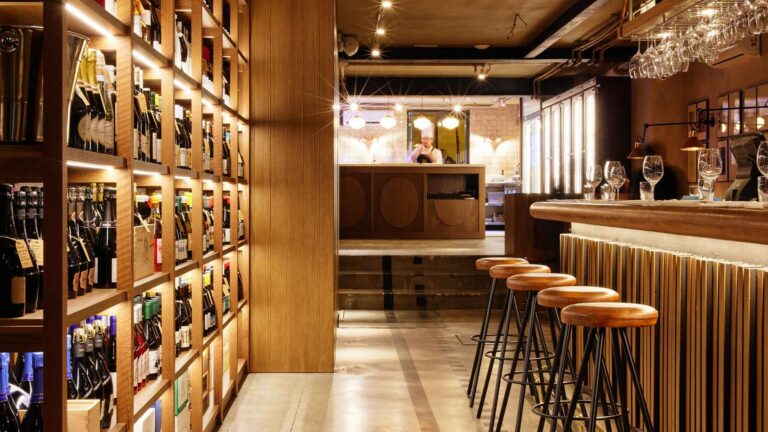 Descubre el nuevo wine bar en Barcelona con platos de su propia lonja y vinos a precio de tienda 57 Descubre el nuevo wine bar en Barcelona con platos de