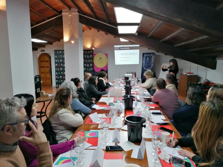 Nuevo curso de Sumillería para restaurantes de Utiel-Requena por Manuela Romeralo 52 Manuela Romeralo imparte curso sobre Servicio Basico del Vino en