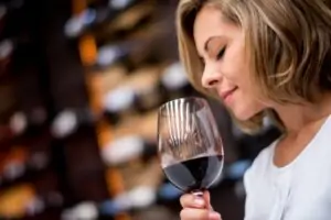 Mujeres como mercado emergente no valorado en el sector del vino de lujo