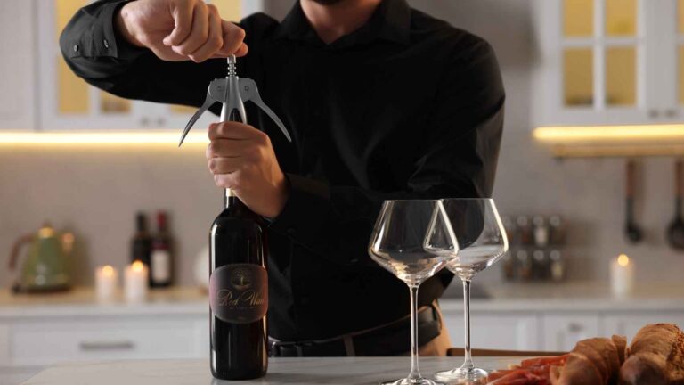 Truco fácil y casero para abrir una botella de vino sin necesidad de un sacacorchos 4 Truco facil y casero para abrir una botella de vino