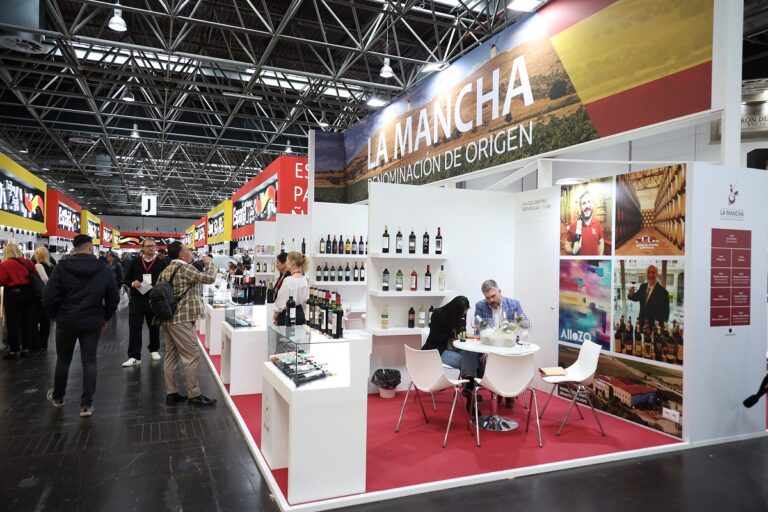 Vinos de La Mancha deslumbran en Prowein 2024 con stand y ocho bodegas 60 Vinos de La Mancha deslumbran en Prowein 2024 con stand