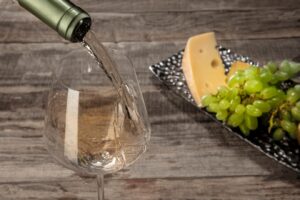 botella copa vino blanco frutas sobre mesa madera 155003 26282