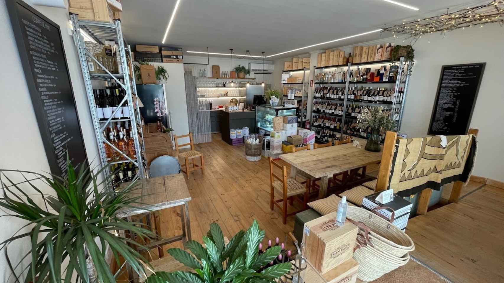 Descubre la mejor tienda de vinos en Formentera con música en vivo avalada por su Academia de Gastronomía. 1 Descubre la mejor tienda de vinos en Formentera con musica