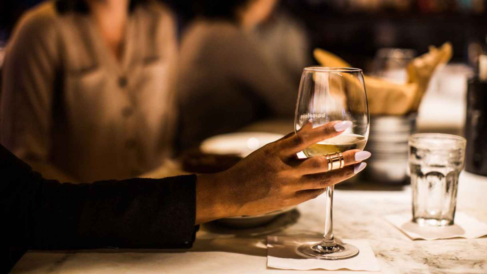 ¿Cuántas calorías tiene una copa de vino blanco? La guía definitiva 1 Estudio revela creciente popularidad de los vinos blancos