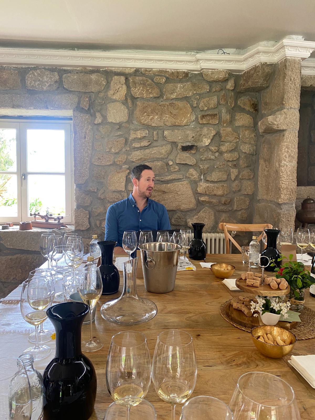 Peter Richards Master of Wine descubre y elogia los vinos