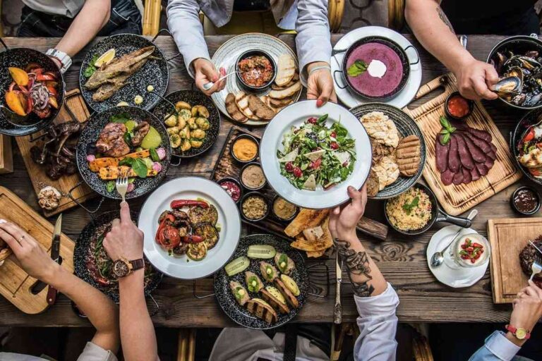 Restaurantes en Espana se recuperan superando nivel pre pandemia en valor