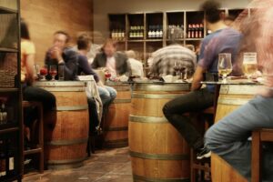 Apasionados del vino se reunen en popular club de enologia