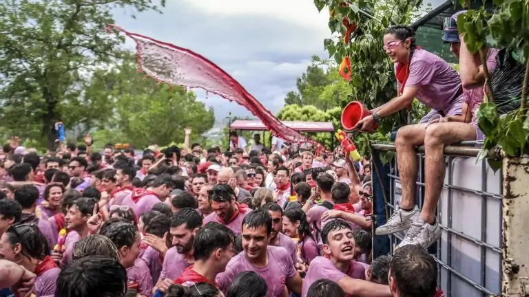 Celebra en Haro la Batalla del Vino con más de 8000 personas y 40000 litros de vino arrojados