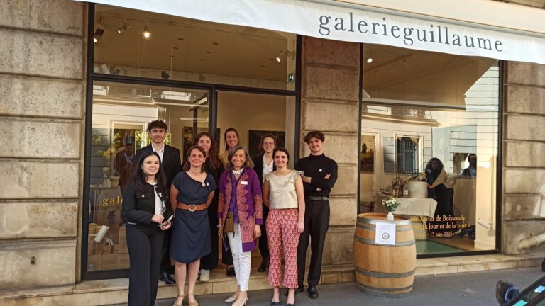 Clientes jóvenes disfrutan de vinos de verano en la Galería Guillaume de París 41 Clientes jovenes disfrutan de vinos de verano en la Galeria