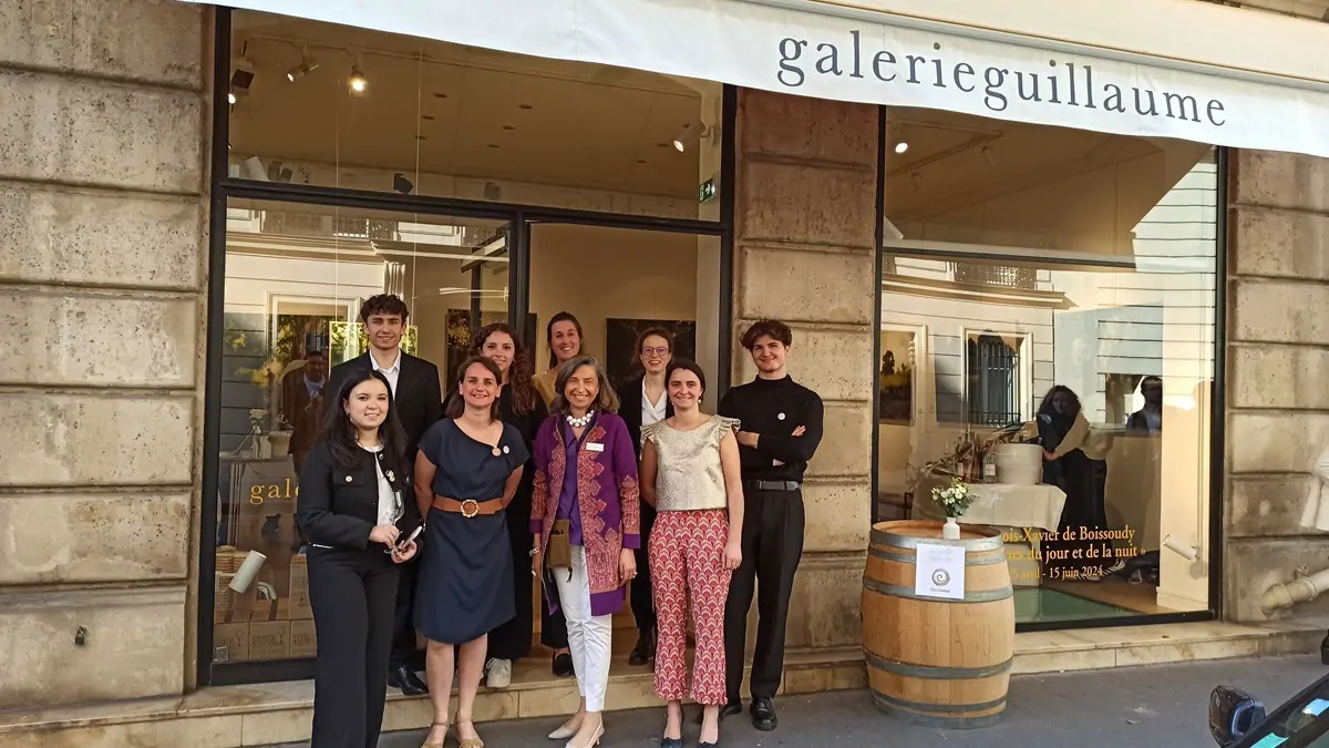 Clientes jóvenes disfrutan de vinos de verano en la Galería Guillaume de París 1 Clientes jóvenes disfrutan de vinos de verano en la Galería Guillaume de París