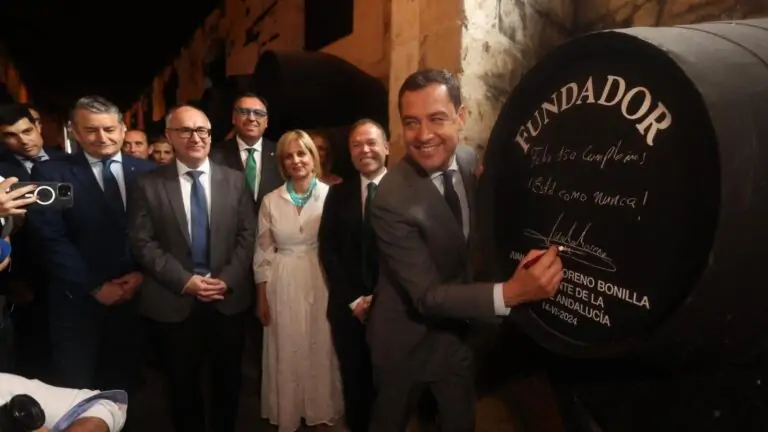 Descubre con Juanma Moreno la cuna del brandy español en Bodegas Fundador llamándolo un vivo patrimonio andaluz