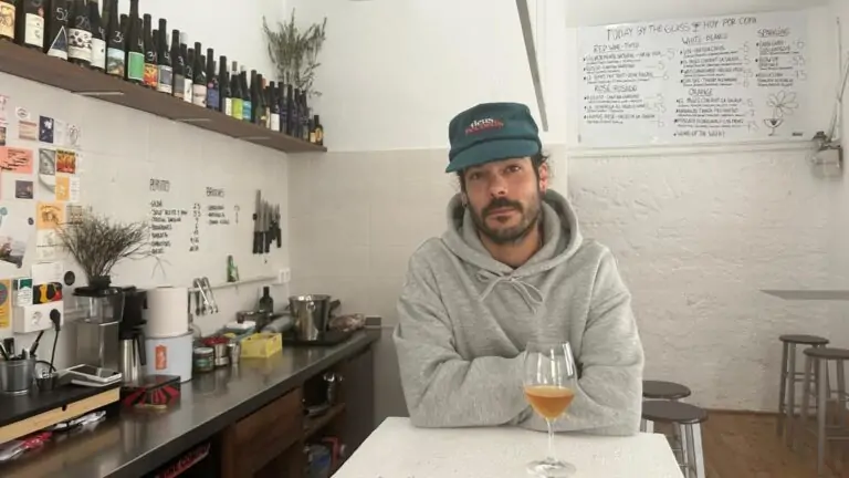 Descubre el bar de vinos naturales de A Coruña con una impresionante selección de 150 referencias y delicias gastronómicas como tablas de quesos y embutido italiano