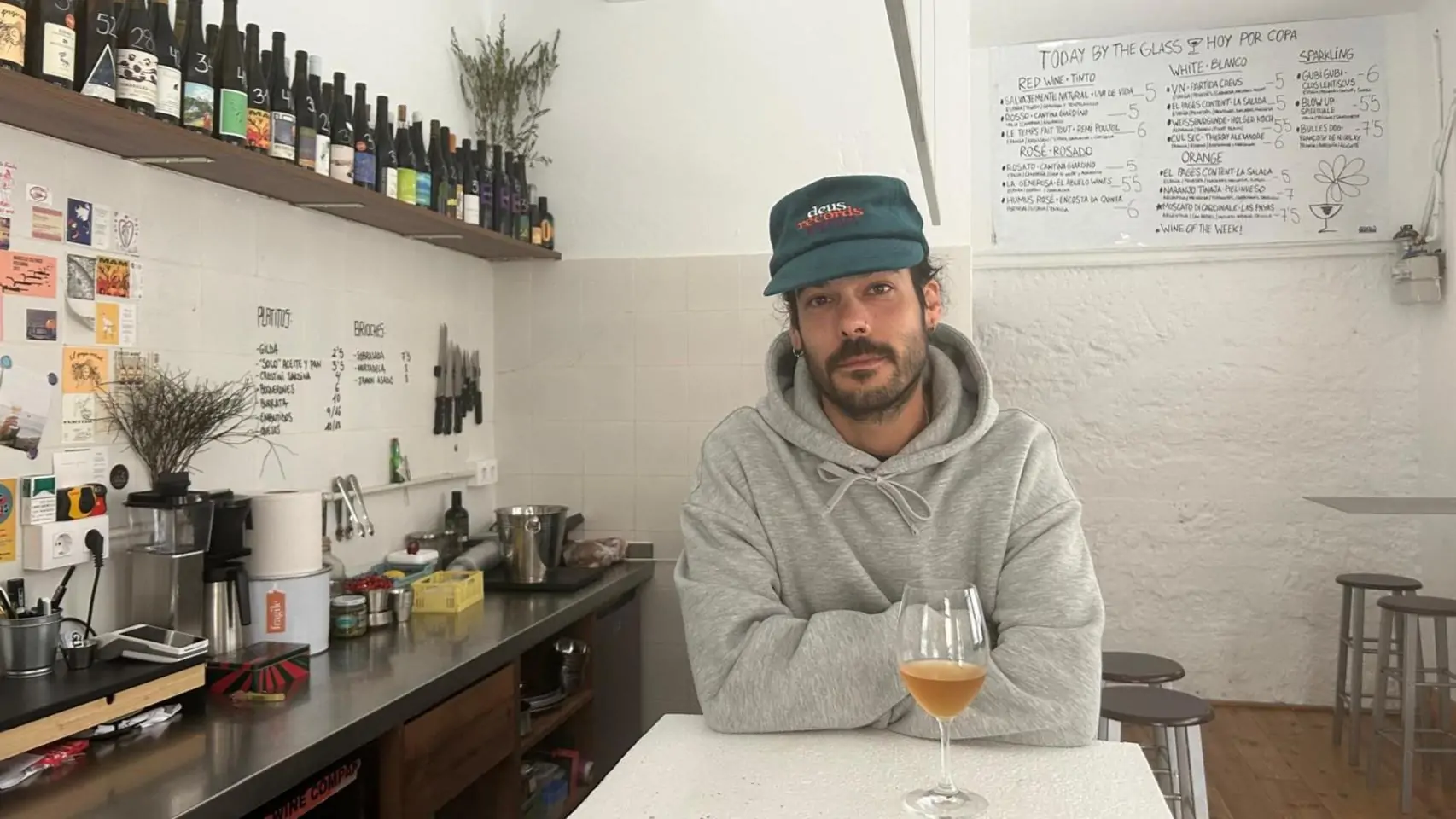 Descubre el bar de vinos naturales de A Coruña con una impresionante selección de 150 referencias y delicias gastronómicas como tablas de quesos y embutido italiano