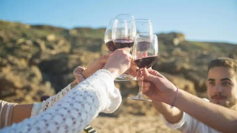 El alcohol más consumido en España sobre el que los médicos lanzan alertas de salud