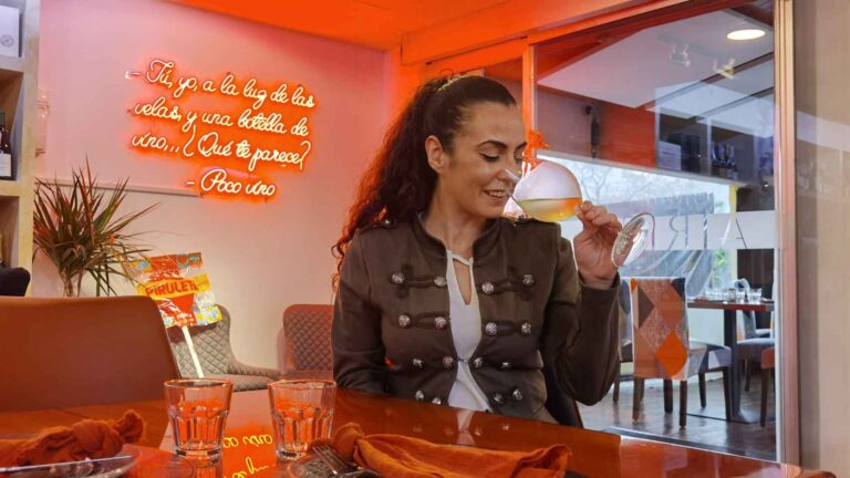 Restaurante en Playa de San Juan destaca por vinos selectos