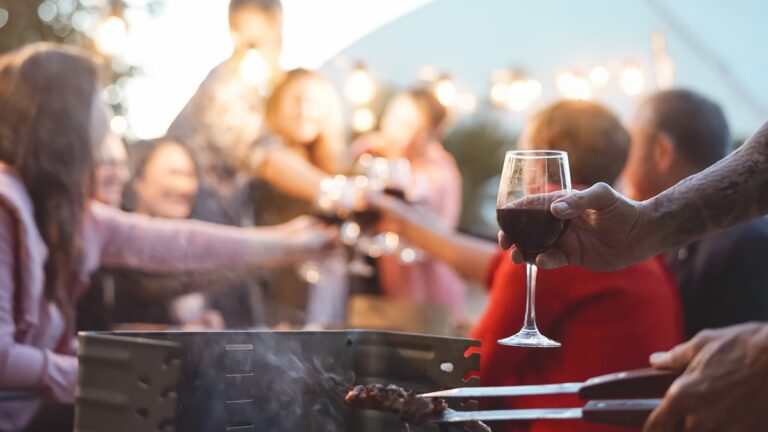 Consejos de vino para maridar con tu barbacoa, desde Beaujolais hasta Languedoc 32 Consejos de vino para maridar con tu barbacoa desde Beaujolais