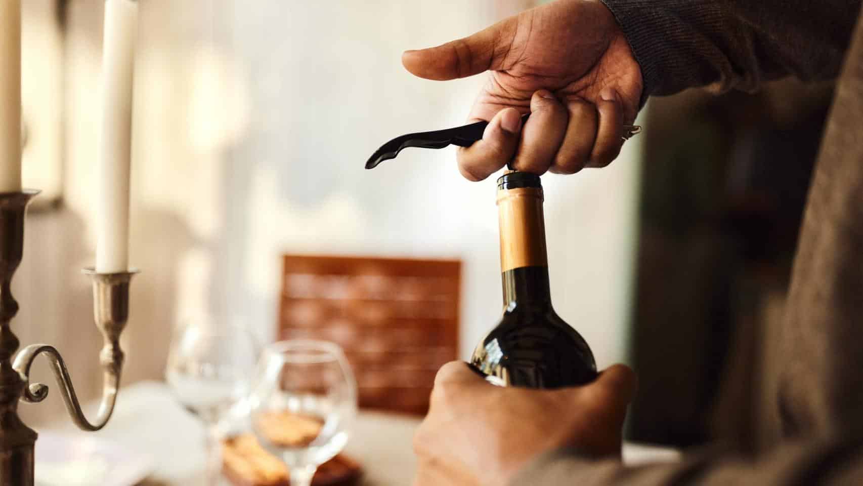 El peligroso truco del secador para abrir el vino que está arrasando: por qué nunca deberías imitarlo (aunque funcione) 1 Descubre como abrir botellas de vino con una plancha el