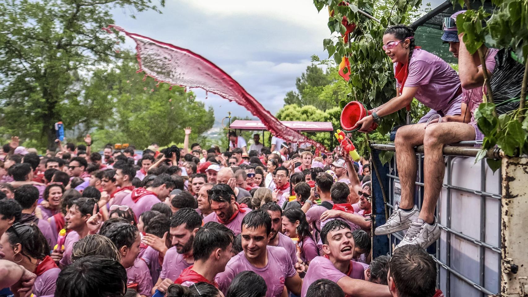 Más de 8000 entusiastas celebran la Batalla del Vino en Haro con un derramamiento de 40000 litros 1 Mas de 8000 entusiastas celebran la Batalla del Vino en