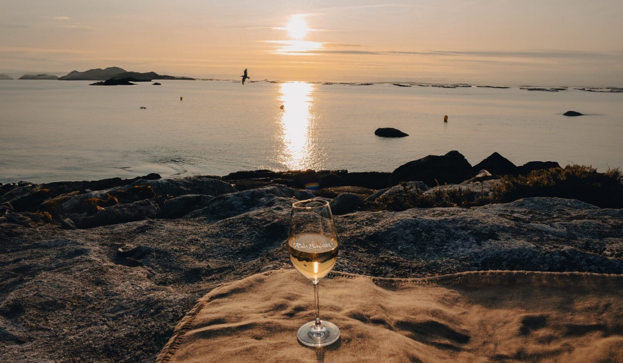 Ruta por Galicia: maridaje de vinos D.O. Rías Baixas con puestas de sol inolvidables 1 Ruta por Galicia maridaje de vinos DO Rias Baixas con scaled