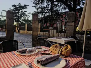 Gastronomía francesa y calidez familiar en la encantadora Taberna de los Verdugo de Ávila
