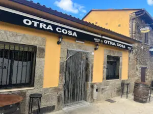 Sabores auténticos y ambiente familiar en Bar Otra Cosa de Ferreras de Arriba