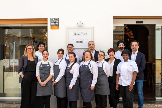 Un viaje culinario por Córdoba en Bodegas Mezquita, donde los sabores son arte 36 equipo de bodegas mezquita