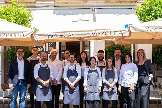 Sabores auténticos de Córdoba te esperan en Bodegas Mezquita Ribera 1 equipo de sala de bodegas