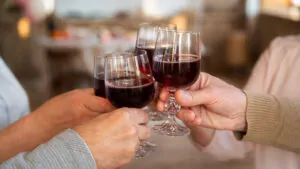 Cuánto vino es seguro consumir al día: lo que dicen los expertos sobre la cantidad máxima diaria