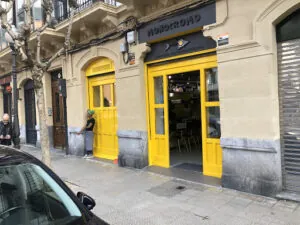 Monocromo vermuteria gastrounderground: Deléitate con exquisitos platos europeos en un ambiente acogedor en Bilbao