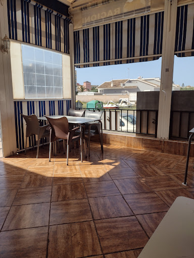 La Cabaña Bar: Sabor auténtico y vistas en Roquetas de Mar 1 AF1QipM tr3FYQ6dE49qaLL9RDiVgrDyyLpZrEdKKyBs