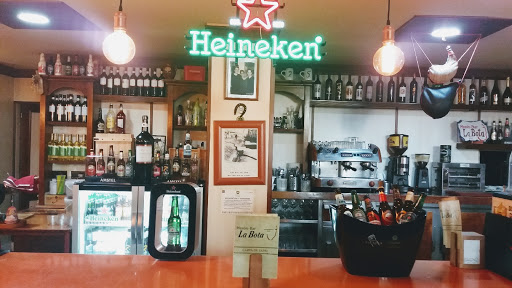 Mesón Bar La Bota: Un rincón acogedor en Armilla con tapas irresistibles 2 AF1QipM1MiMlZu6OkHYtjURCXKahjK We1F3uCXmuSyI