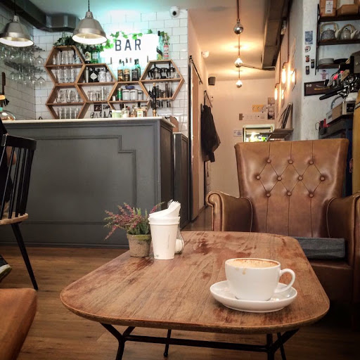 Bihotz cafe: Un rincón encantador en Bilbao para disfrutar de café y cervezas artesanales 51 AF1QipM2uZisbD