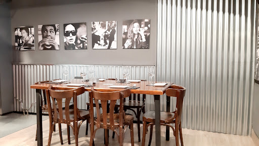 Hangar 218 Pontevedra: Un rincón acogedor que fusiona sabores y aromas del mundo 1