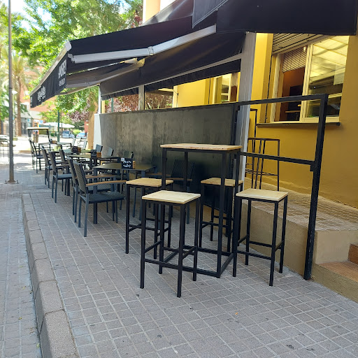El Camaleón Más Que Vinos: Un rincón único en Badajoz donde los vinos son protagonistas 51 AF1QipM4mplqJmSdKeMzHdzEXKA4tNf0QD6jlmXvQZpw