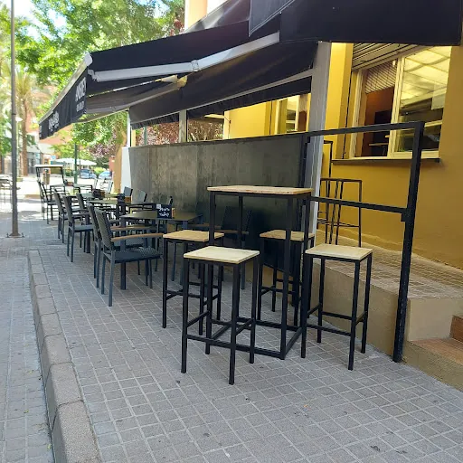 El Camaleón Más Que Vinos: Un rincón único en Badajoz donde los vinos son protagonistas