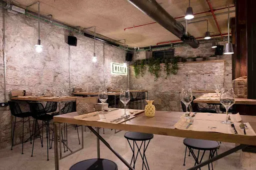 Norte: Disfruta de calamares en terraza, ¡un rincón ideal en Burgos!