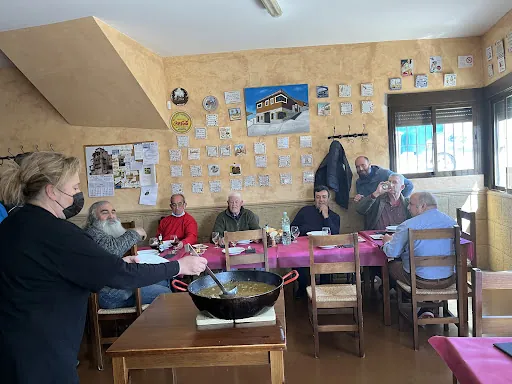 Mesón Sopas Justas: Delicias caseras en un rincón acogedor de Torrejoncillo del Rey