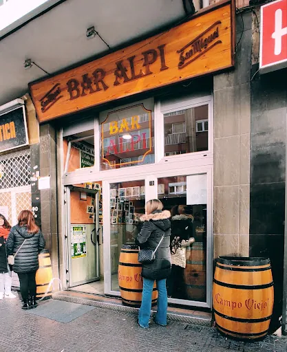 Bar Alpi: Un rincón acogedor en Burgos con tapas irresistibles