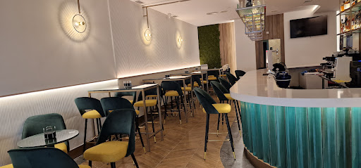 Premier Copas Gin & Class: Un rincón gourmet en Córdoba donde los gin tonics cobran vida 1 AF1QipMCseKgjn