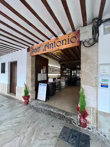RESTAURANTE SAN ANTONIO: Cocina mediterránea en la plaza, ¡una joya en Valdepeñas!