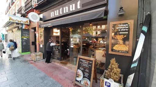 nutnut: Un rincón acogedor en Madrid que deleita con su increíble variedad de frutos secos y un trato excepcional.