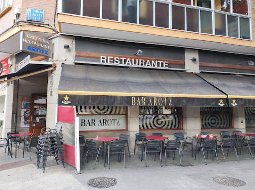 Bar Arotz: Deliciosos bocadillos en el corazón de Vitoria-Gasteiz 1 AF1QipMM9QY qkoylI